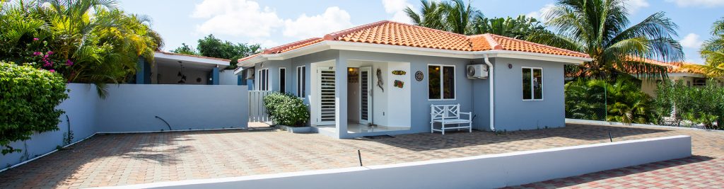 Villa 220 Marbella Estate Jan Thiel: Genießen Sie in Ihrem eigenen privaten Pool oder in den großen gemeinsamen Swimmingpool? Es könnte hier beide. Nicht weit vom schones Jan Thiel ist diese schöne Villa auf der sicheren Anlage, Marbella Estate.