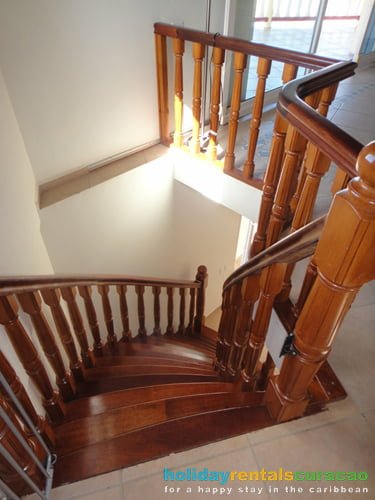 Treppe zwischen der oberen und unteren Erdgeschoss