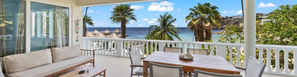 Oceanfront appartement 320 Blue Bay hat eine fantastische Lage! Befindet sich im Erdgeschoss mit herrlichem Meerblick. Direkt am Strand von Blue Bay mit Tauchschule, diversen Restaurants und gemütlicher Strandbar. Die Wohnung verfügt über 3 Schlafzimmer, 3 Badezimmer, eine geräumige Küche und ein Wohnzimmer mit Klimaanlage.