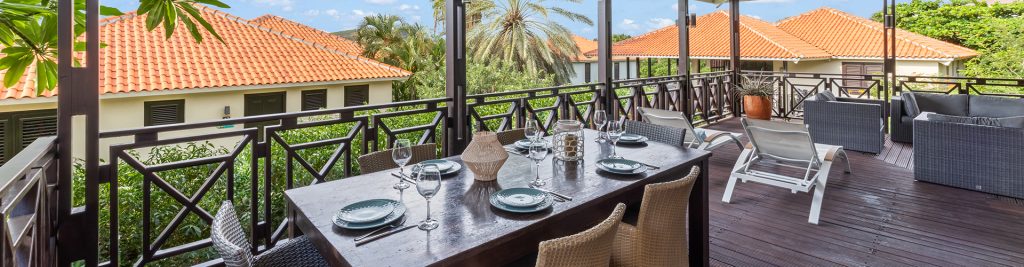 Die Villa 335 Blue Bay liegt nur einen kurzen Spaziergang vom Strand entfernt. Diese schöne freistehende Villa ist wunderbar privat. Die Villa verfügt über 3 Schlafzimmer, 2 Badezimmer, eine geräumige Küche, ein Wohnzimmer und eine große Veranda mit Esstisch und Lounge-Set.