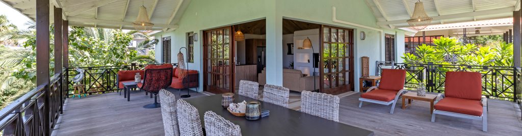 Villa 365 Blue Bay liegt nur einen kurzen Spaziergang vom Strand entfernt. Diese schöne Villa befindet sich im 1. Stock und hat einen fantastischen Panoramablick über den Golfplatz und die Flamingos. Die Villa verfügt über 3 Schlafzimmer, 2 Badezimmer, eine geräumige Küche, ein Wohnzimmer und eine große Veranda mit Esstisch und Lounge-Set.