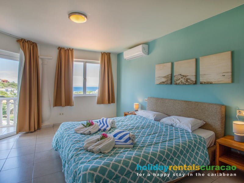 Schlafzimmer mit Blick auf das Golf- und Strandresort Blue Bay