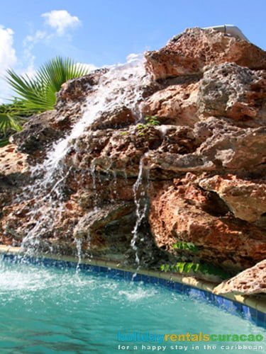 Schwimmbad mit Wasserfall