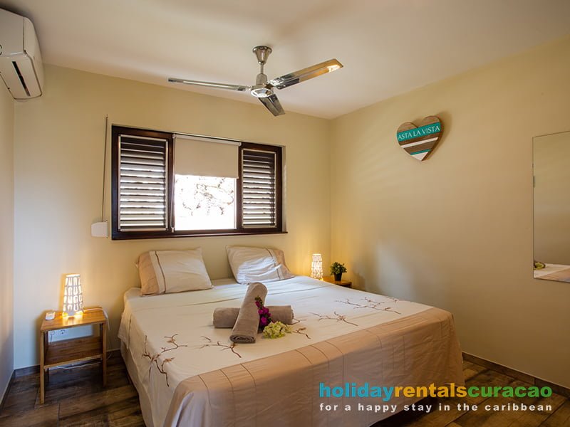 Geräumiges Schlafzimmer mit Klimaanlage und Deckenventilator
