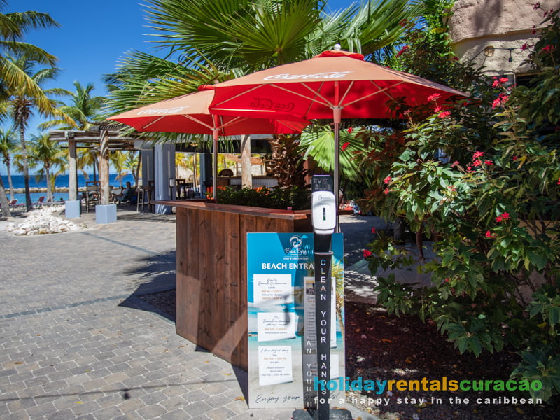 Dear Eingang des Strand blue bay golf and beach resort Curacao