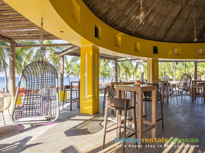 Gemütlich eingerichtete Strandbar Curacao
