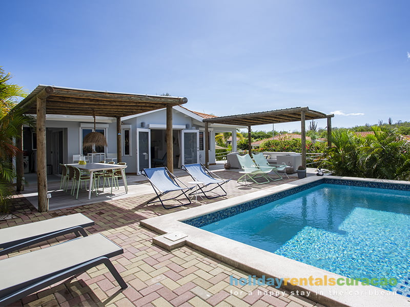 Geräumige Villa mit privatem Pool und großen Pool-Deck