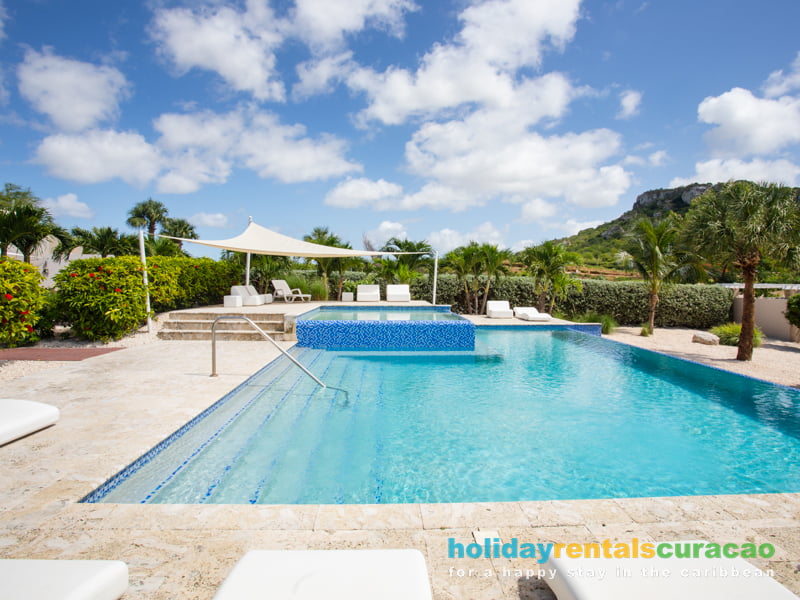Schwimmbad mit Blick auf die Berge blue bay resort Curacao